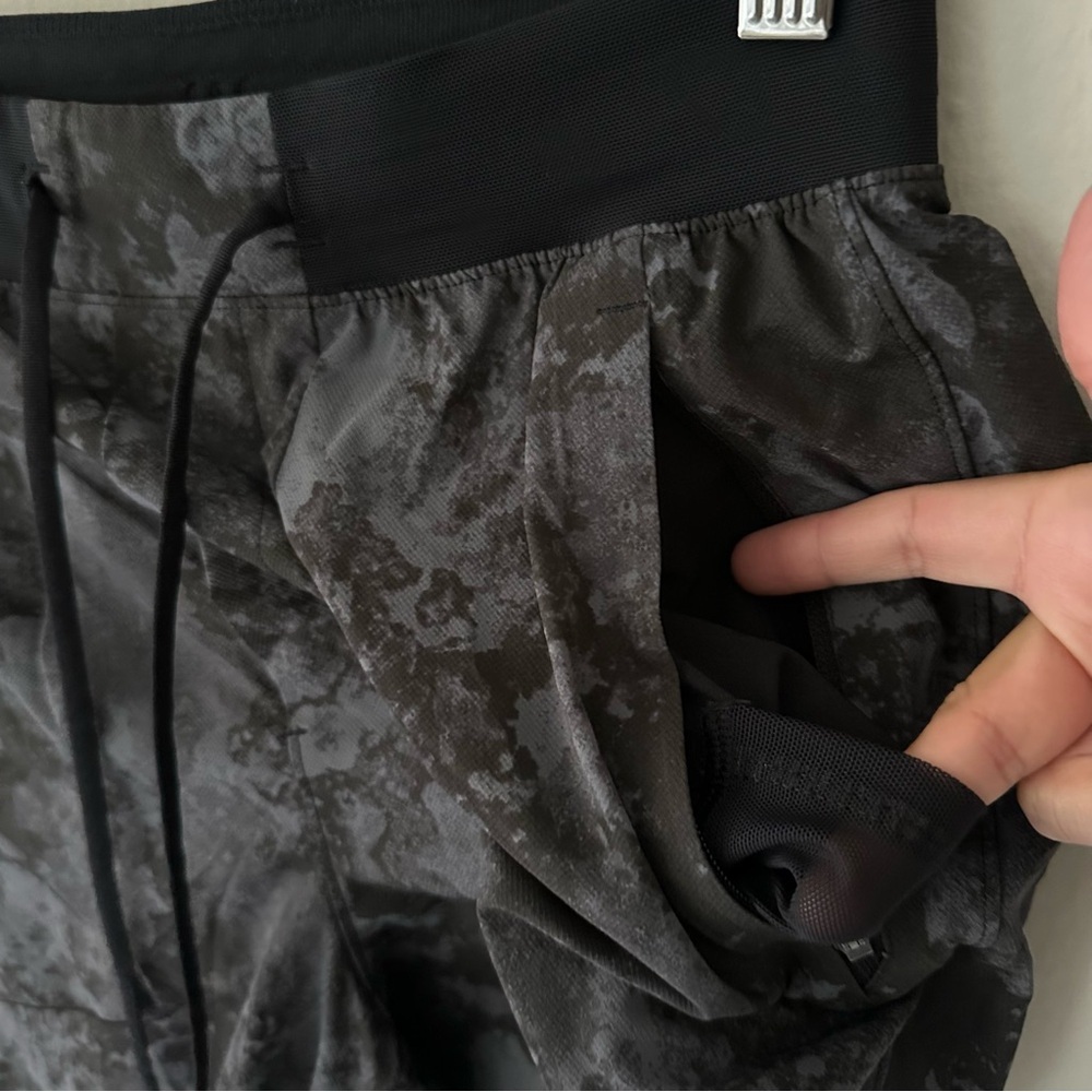 Lululemon License to Train Short 7" *Lined
Tactile Print Anchor Black Small - Picture 8 of 14